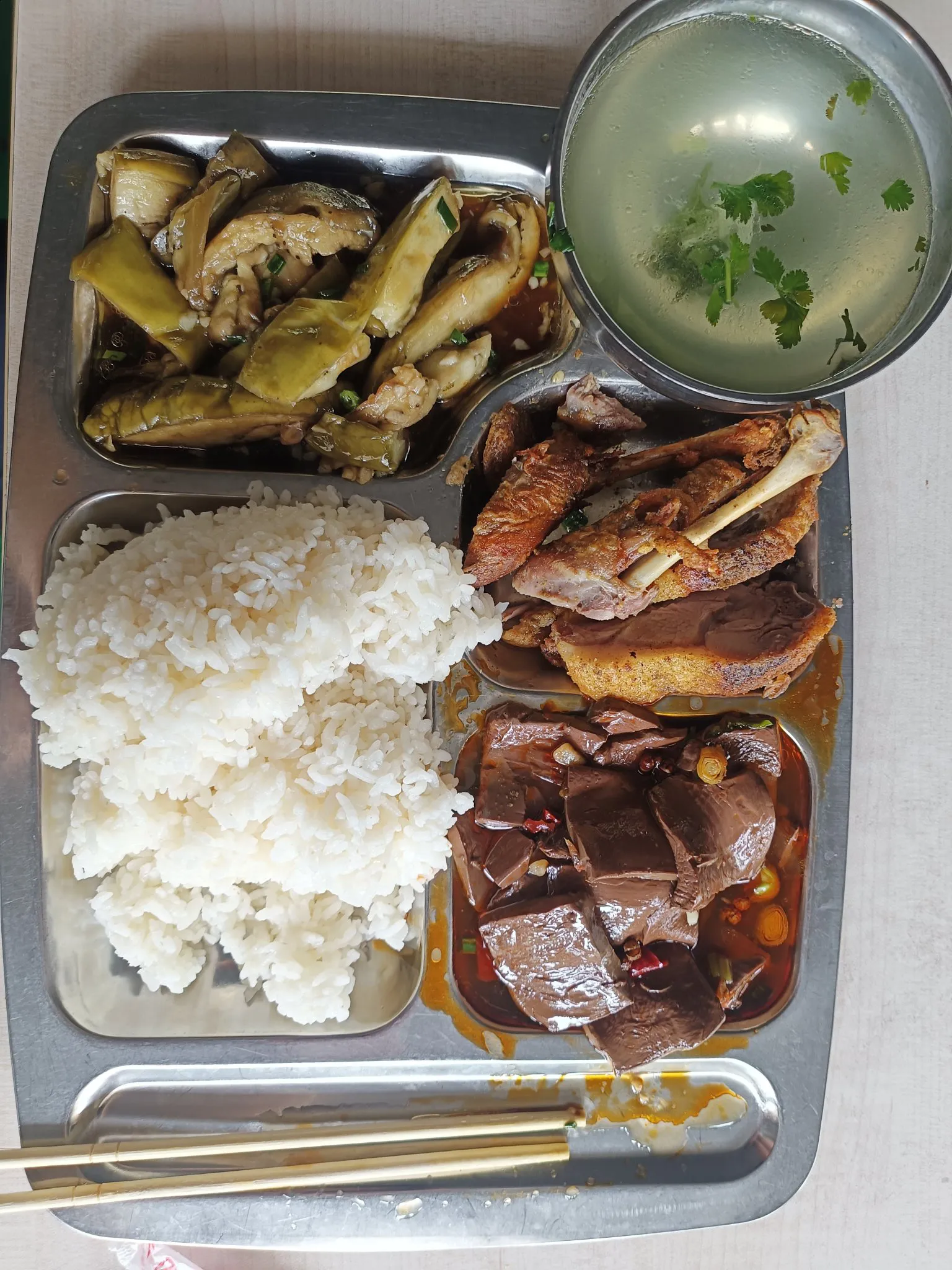 今天工厂食堂午餐8元(一荤二素)汤免费饭管够，真的好便宜啊！大家的工厂食堂有这么