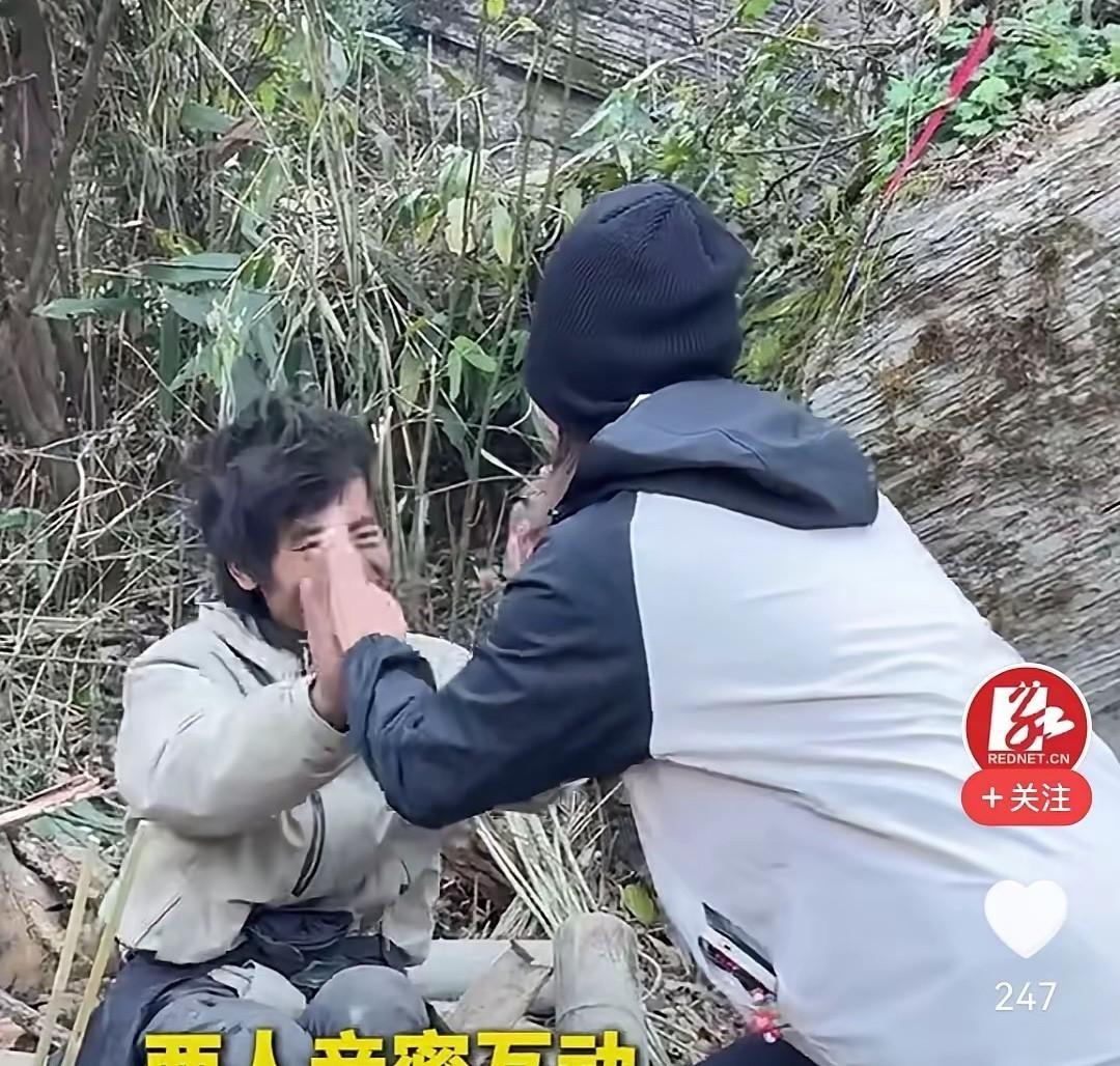 林北在《极限征途》里被几个女嘉宾围成一圈，又是搂腰又是捏脸，脸都僵了。镜头里他