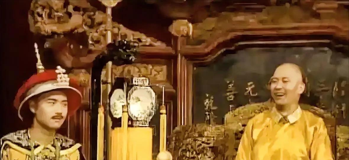 嘉庆熬乾隆的策略其实很棒，只要乾隆活着一天，他就对乾隆言听计从。因为毕竟乾隆快9