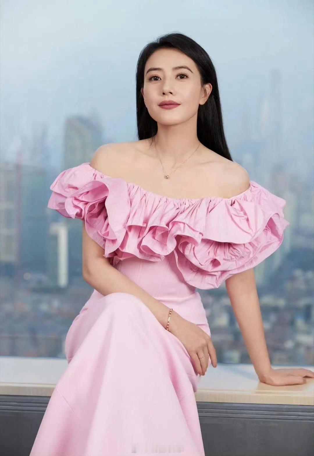 高圆圆穿粉色裙装优雅大气，知性又温婉。​​​