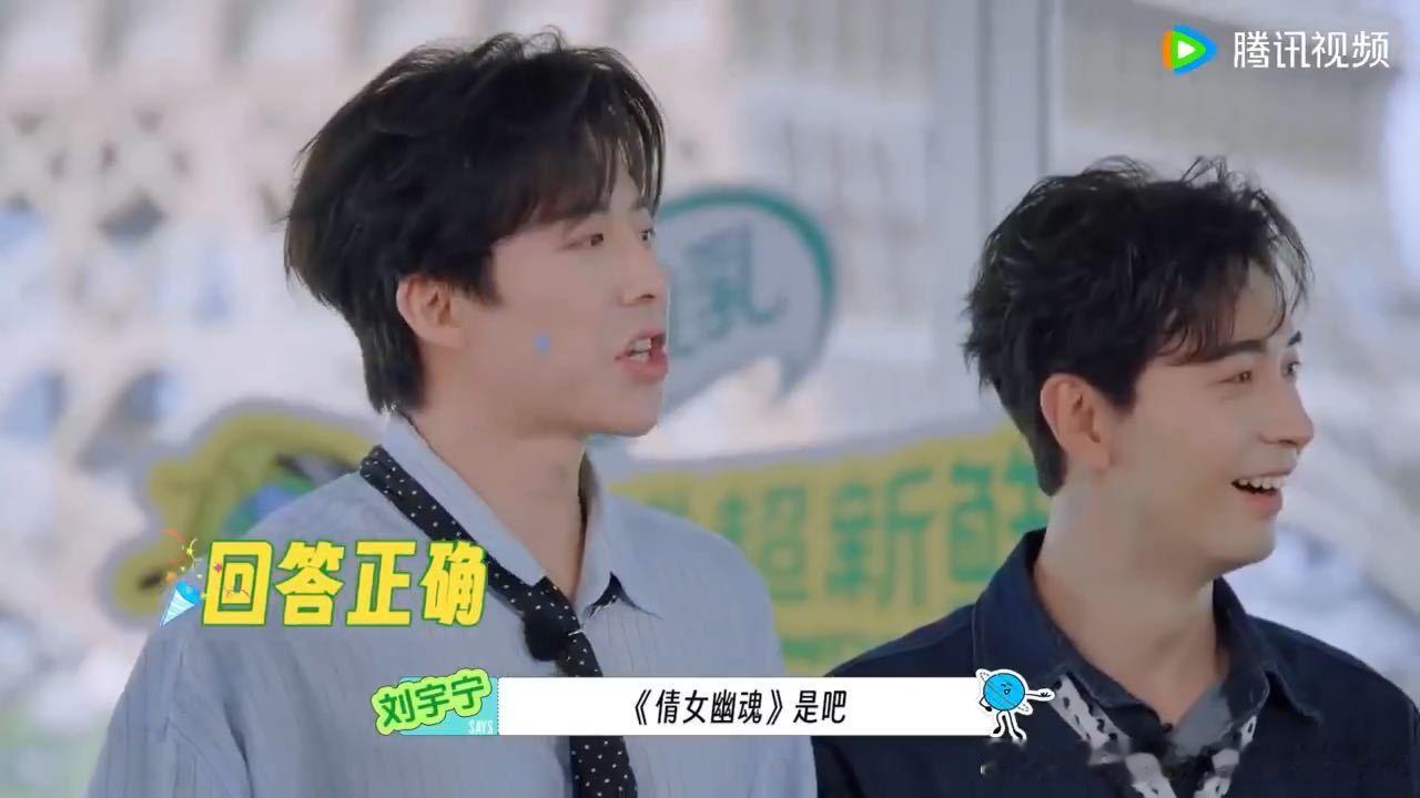 刘宇宁秒猜郭京飞哼唱倩女幽魂郭京飞这场传递堪称孤军奋战，搭档没接住，追捕的人也