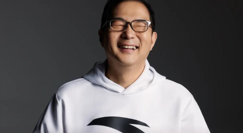 安踏前CEO徐阳恐怕坐立难安，可能要后悔了移民美国了！8月18日，徐阳在朋友