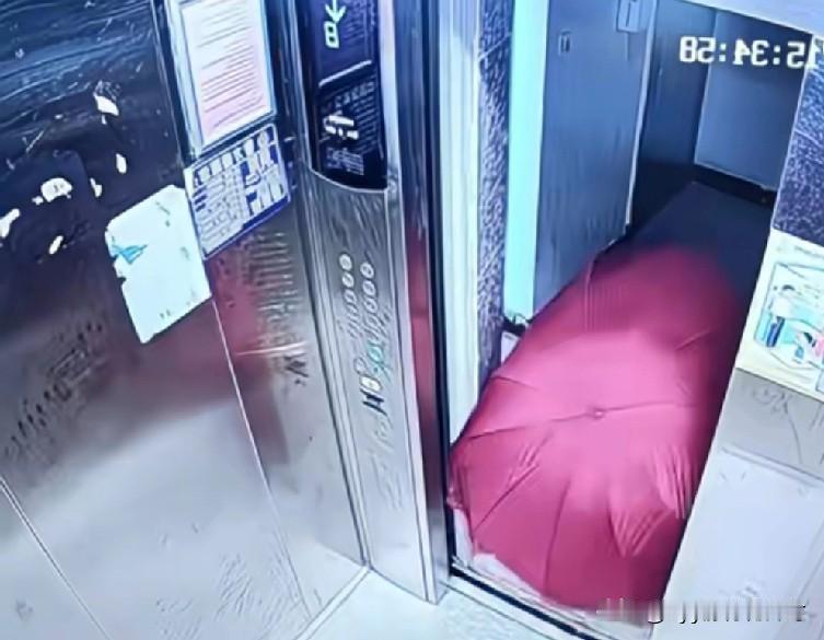 为了这三瓜两枣，人也不做了吗？一个顾客，为了能达到留货退款的目的！她让外卖小