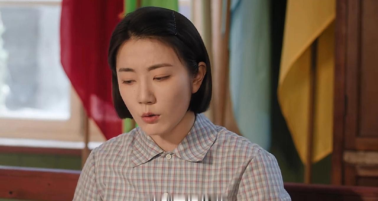 前男友指着鼻子骂她攀高枝，丈夫一把将她护在身后，眼神冷得像冰。战火中的青春播到