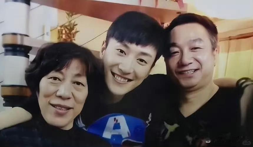 近日，乔任梁父母接连生病住院，网友们得知消息后都特别担忧。乔爸爸因为舍不得丢