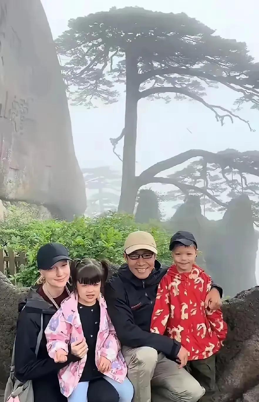 撒贝宁太幸福啦！儿女双全，老婆更是漂亮，颜值很高。看把萨贝宁乐的，笑的好开心啊