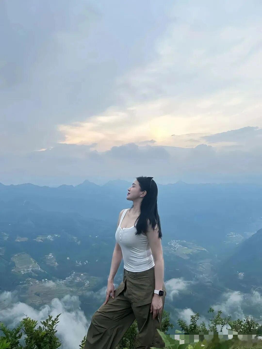 生活不过一日三餐，一年四季，没必要和别人比生活。追求不同，各有活法，知足一点，快