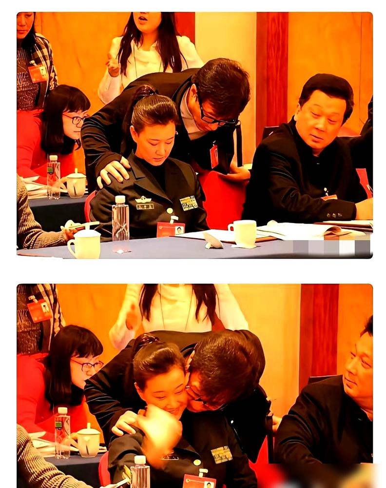 71岁的成龙又“疯”了，在活动现场，他居然搂住一位儒雅男嘉宾直接亲了上去，那场面