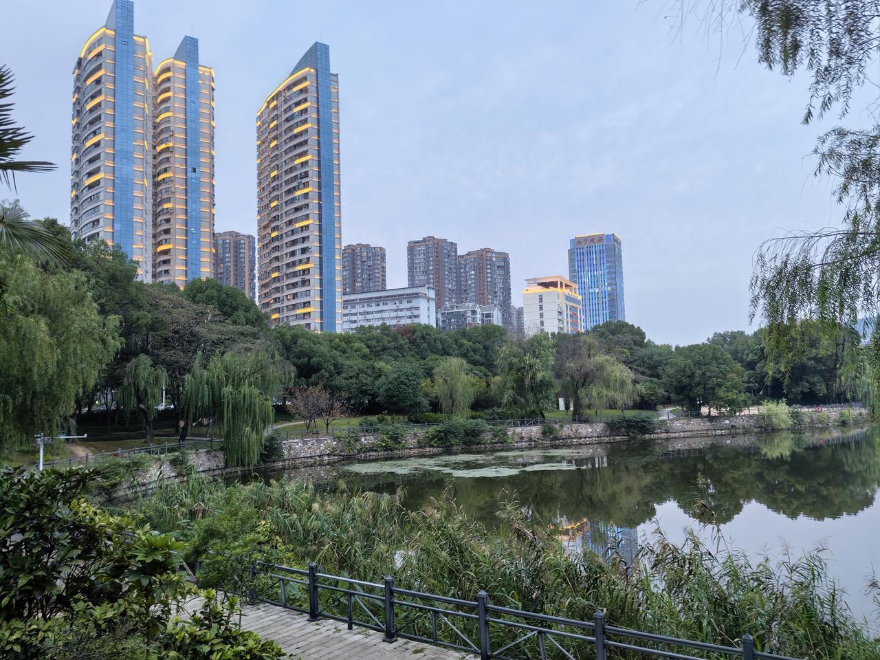 湖北黄石的消费有多低?湖北黄石消费真的挺亲民。房价上,平均8000元左右,比武