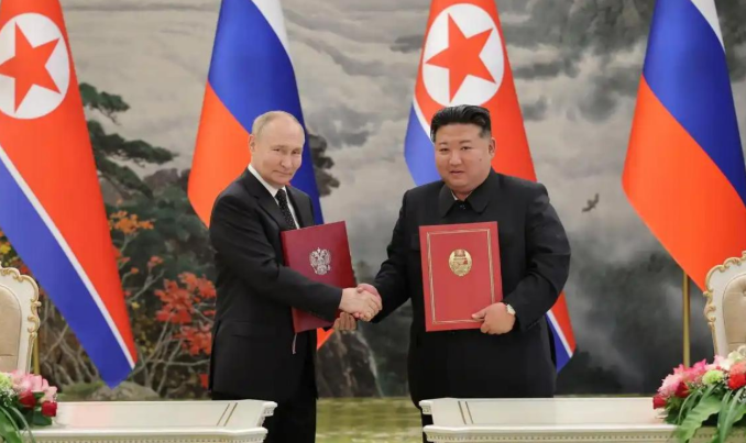 【金正恩亲手追授勋章流泪，首次承认援俄损失，牺牲士兵遗像挂满了整面墙】朝鲜领导