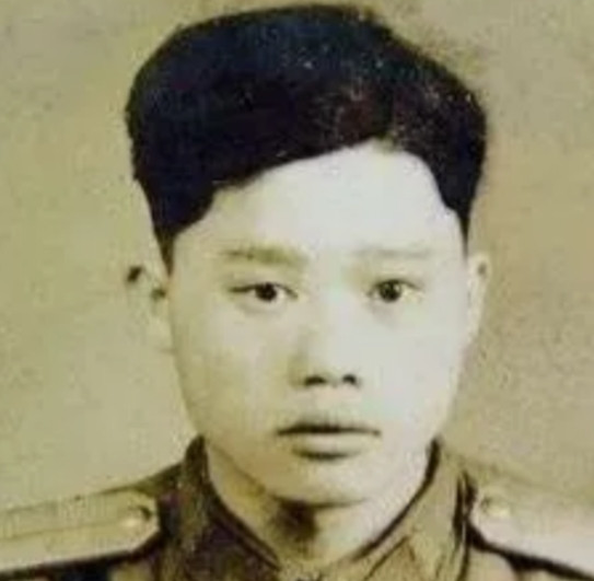 1951年1月28日，志愿军战士潘天炎因为生理需要去附近的草丛解决，却意外发现阵