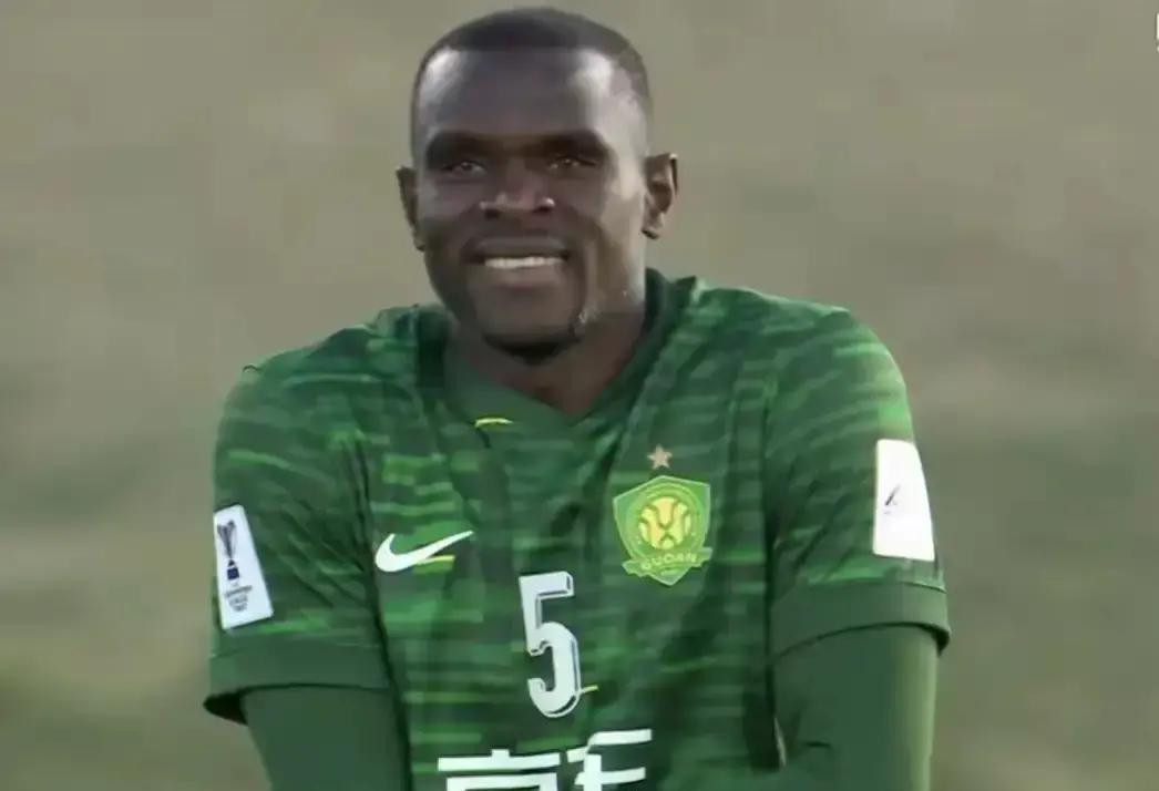 国安把后防线上最稳的那个人卖了。你是不是觉得要完？别急，他们算盘打得很精。恩