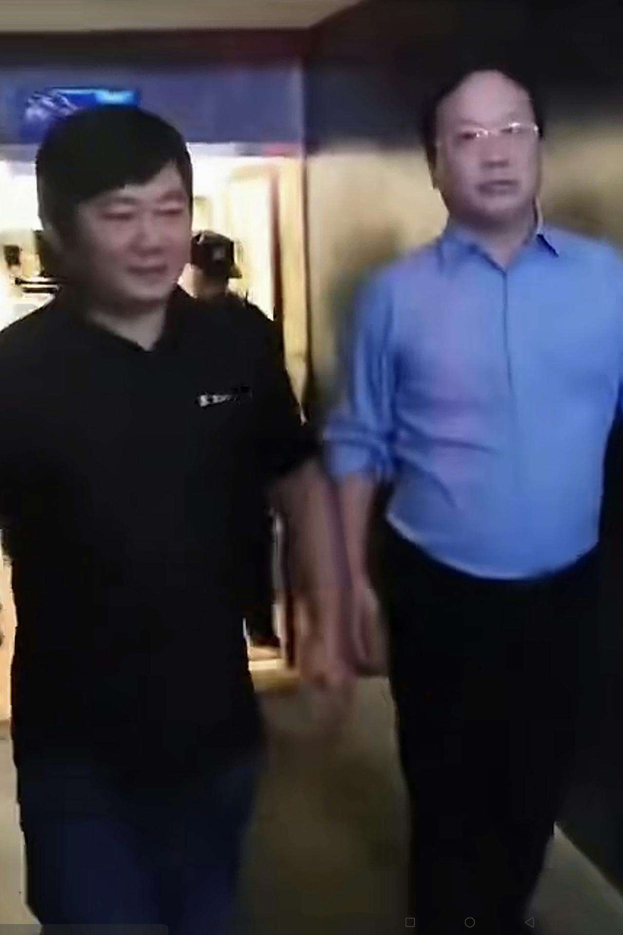 大家看看，昨天张雪回到家乡湖南省麻阳参加烟花燃放活动，从进场的情景来看，当地的主