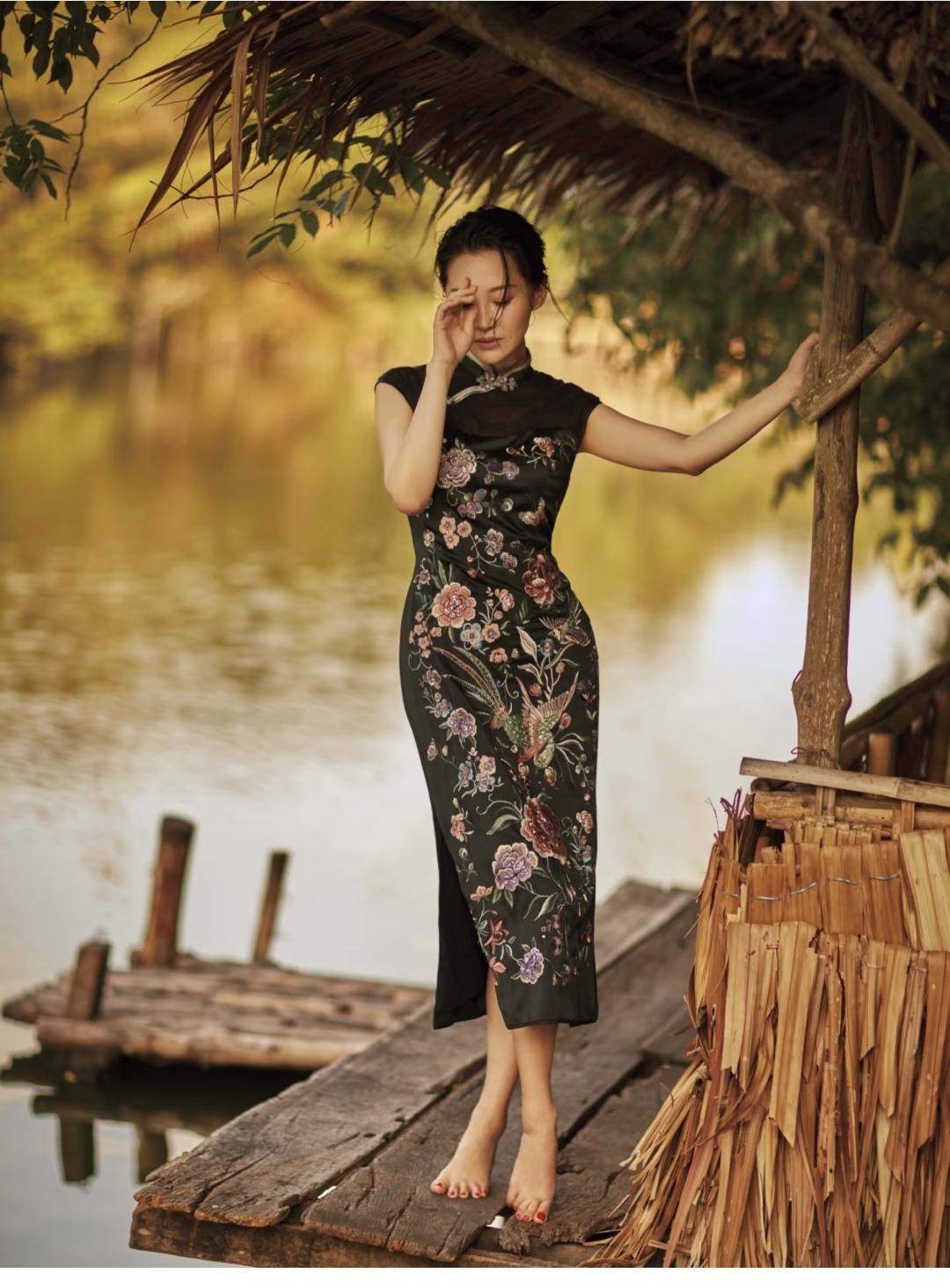 许晴，脚趾头还能分得开。