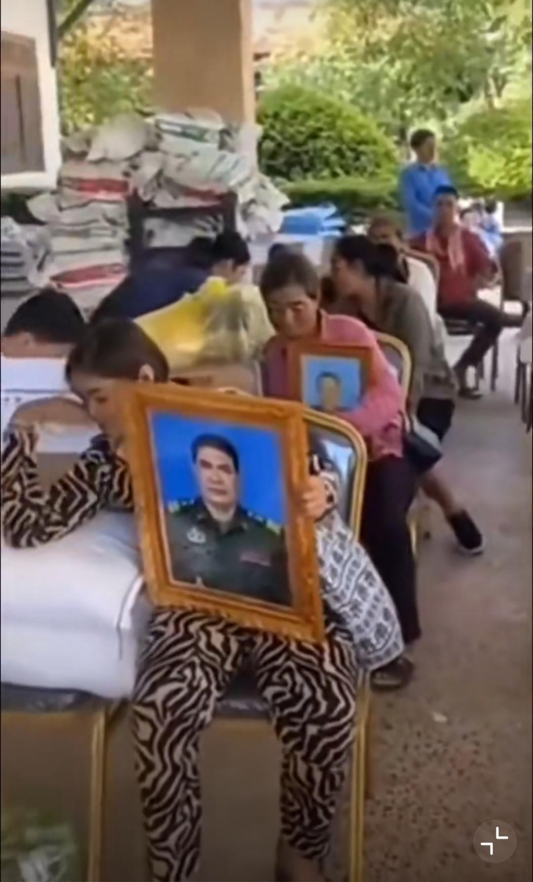 柬泰冲突持续，阵亡的柬埔寨士兵家属领两袋大米，一箱泡面，10瓶鱼露。四列，每列