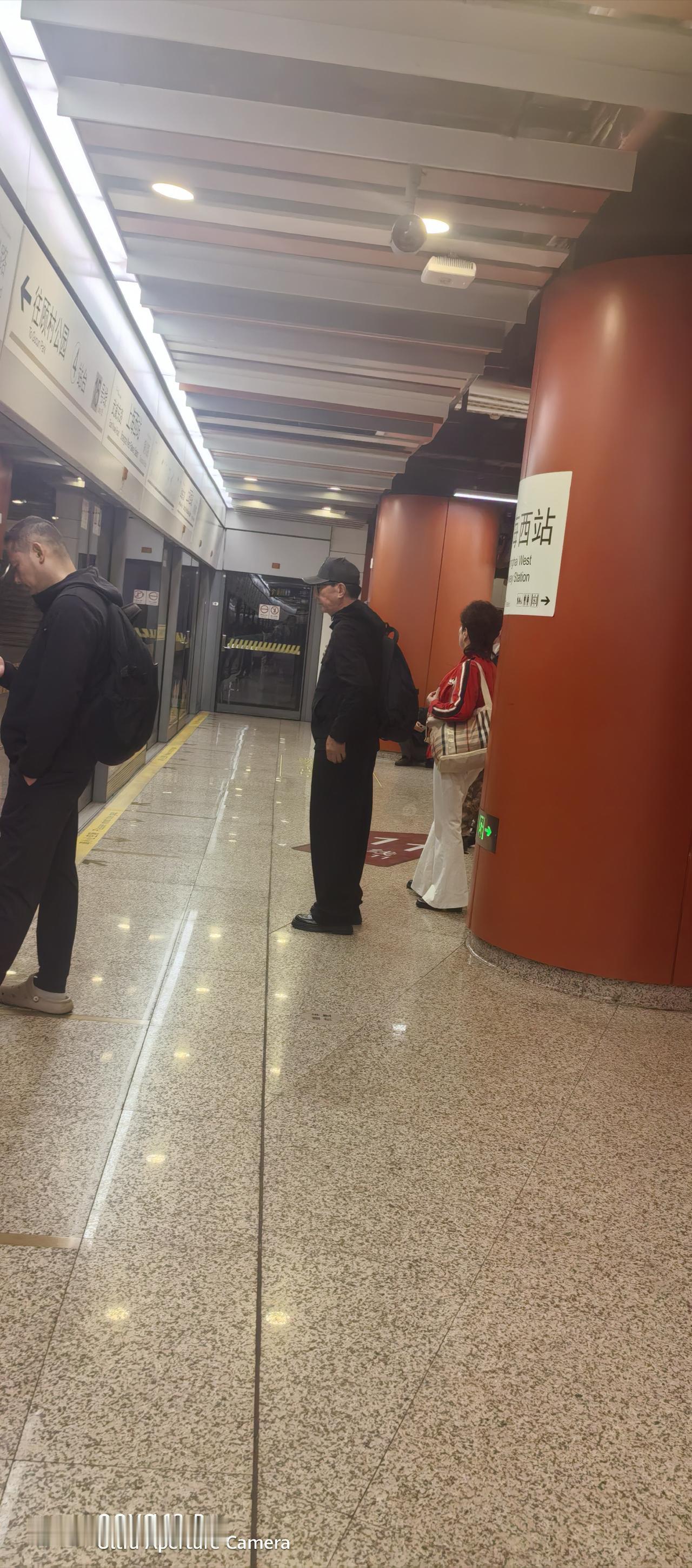 魔都人物穿着裙子的老阿姨，穿着裙子的小姑娘你对生育率下降的原因有何看法？