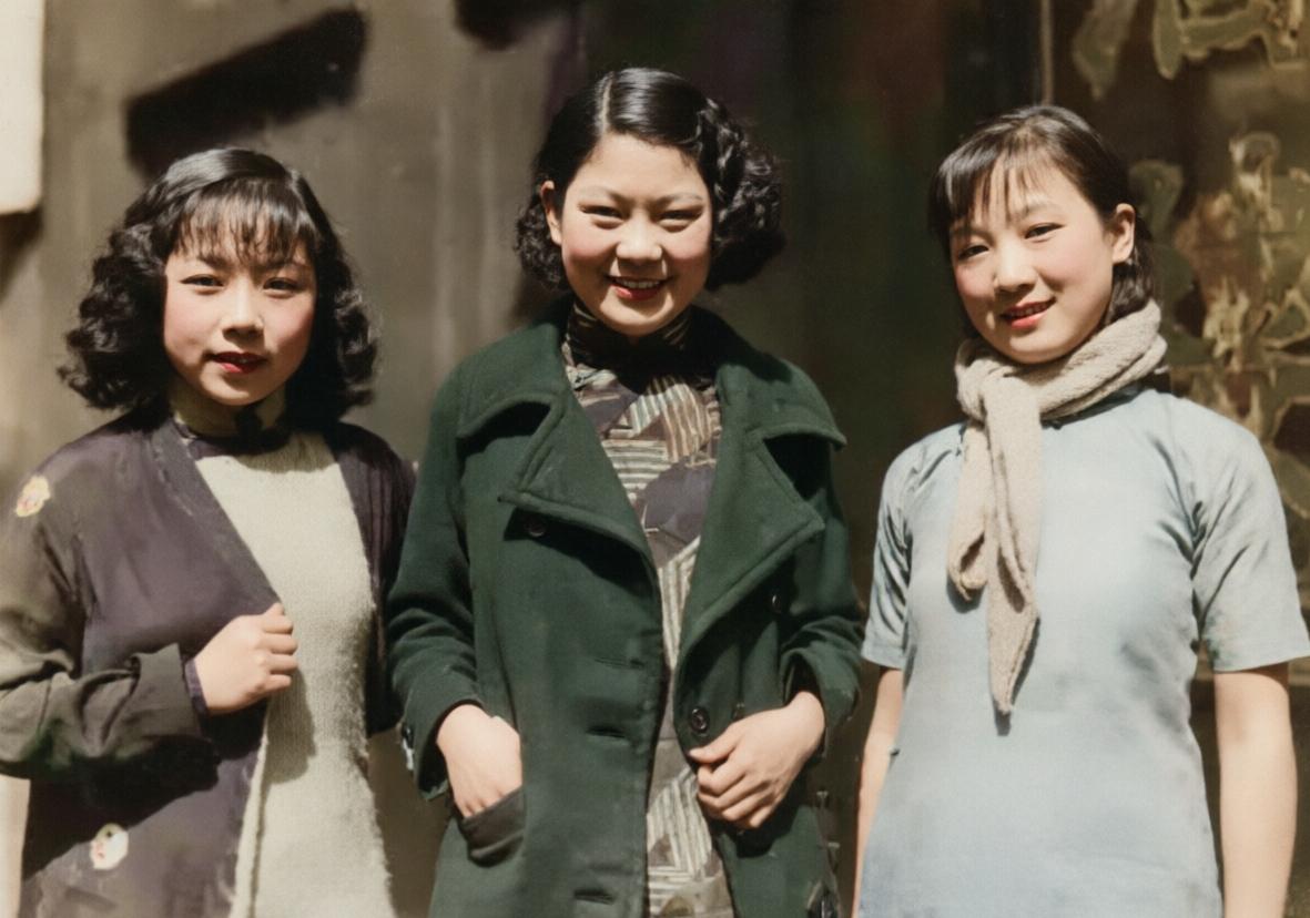 一张充满年代感的老照片：我一眼就认出了中间身材高挑、头发丝滑如缎，容颜明亮俊秀