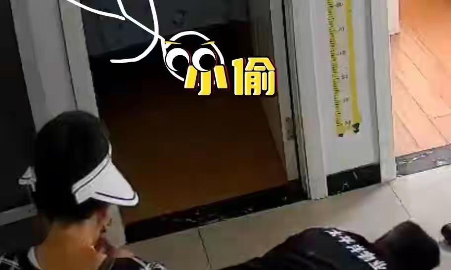 直播盗窃？纵览新闻5月15日报道，浙江宁波，一名女子查看家里监控，竟发现有陌生男