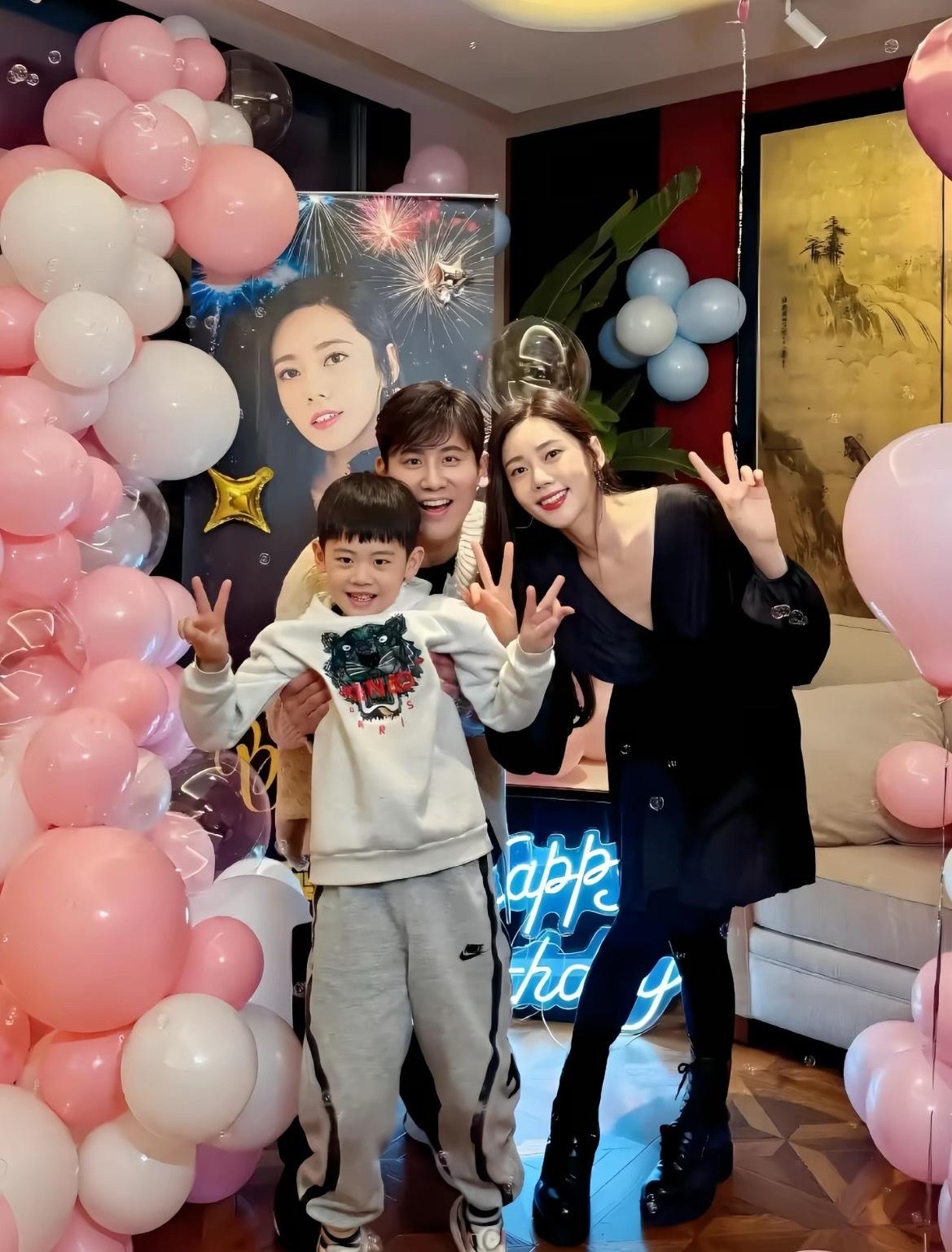 秋瓷炫：哎呀，我们韩国的儿子真的太厉害了！今天老师又夸你的英语发音像播音员一样标