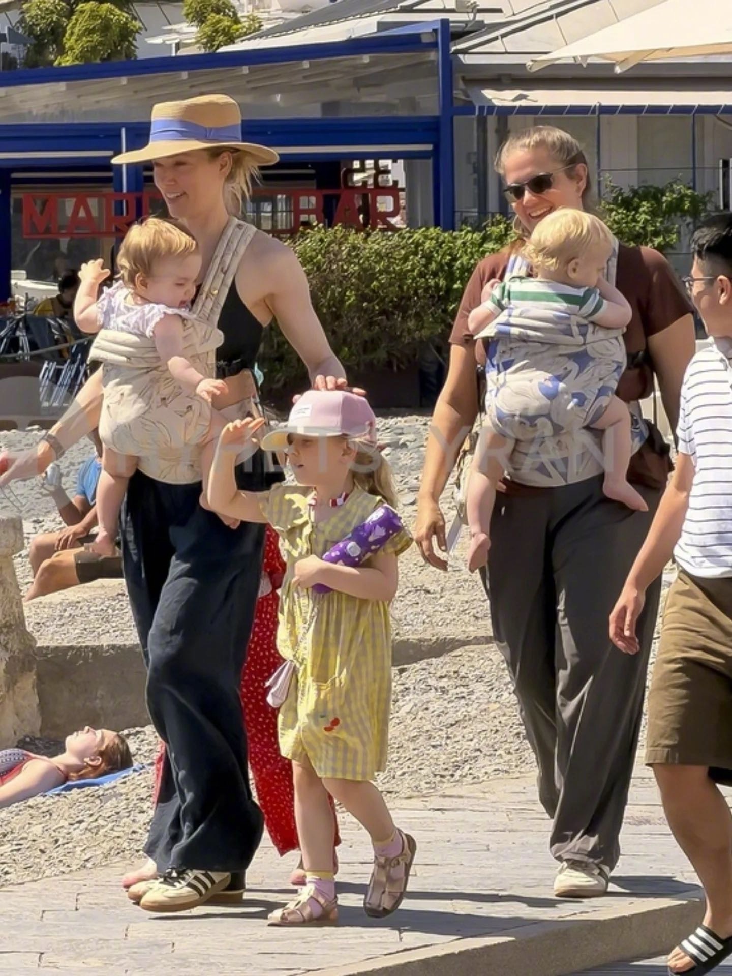 AmberHeard带着三个孩子：代孕女儿OonaghPaigeHea