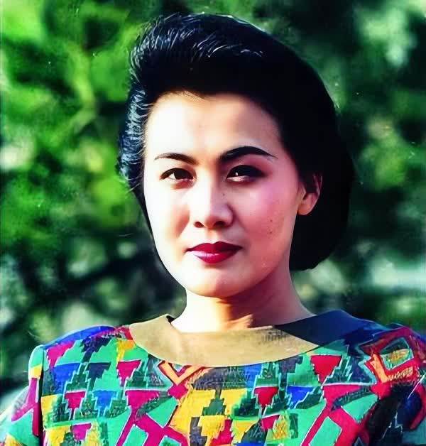 李媛媛的感情经历较为坎坷，主要有以下三段：一、与焦晃的忘年恋1986年，