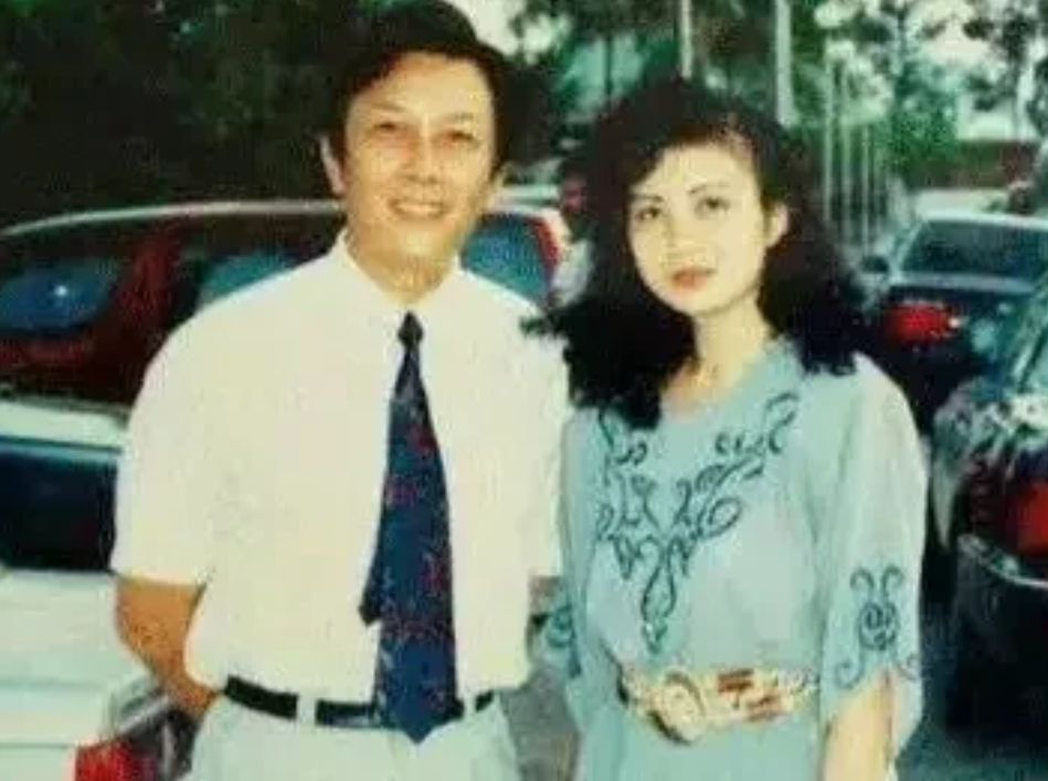 1990年除夕夜，唐国强的妻子洗完澡化完妆，穿上一身新衣，用一根绳子结束了自己的