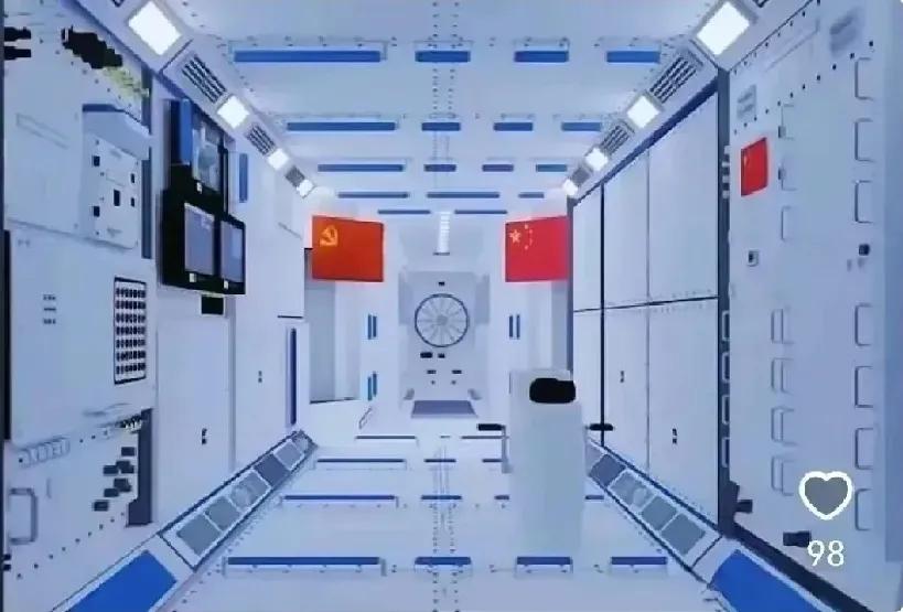 还好图二是国际空间站，有美国参与，不然得被骂成什么样？电线乱的跟印度贫民窟一样，