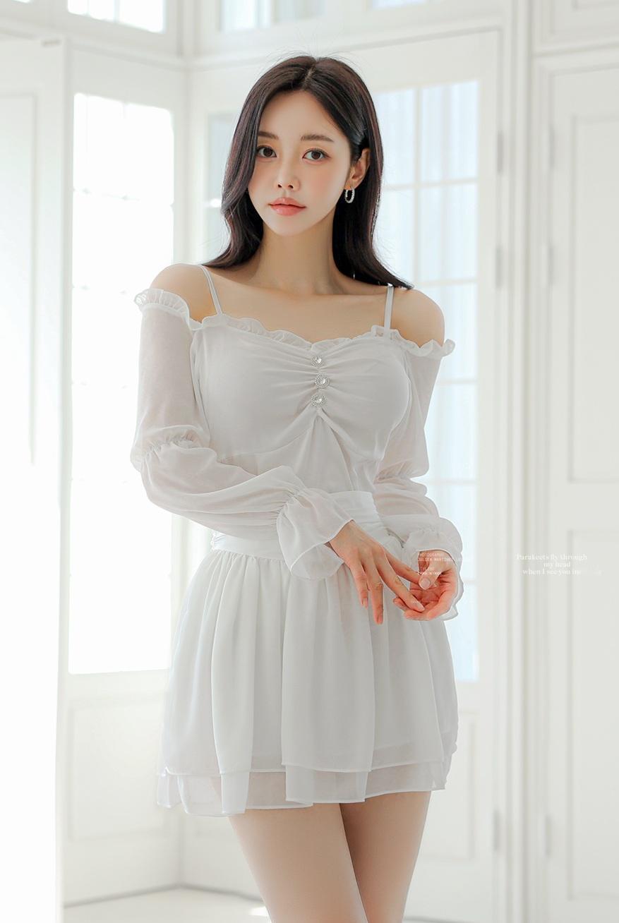 白色连衣裙简直是清新少女风的标配，穿上它瞬间优雅动人。之前参加一场春日户外聚会，