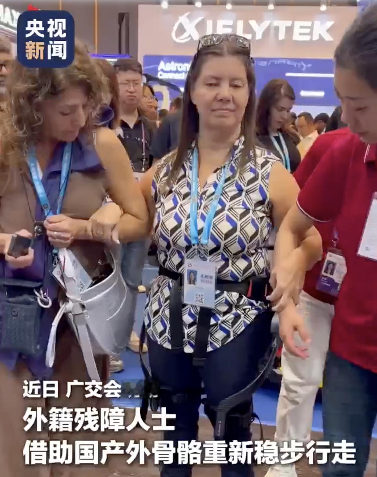 广州，广交会，一个阿根廷女人坐着电动轮椅排了半小时队。几分钟后，她站起来了。她的