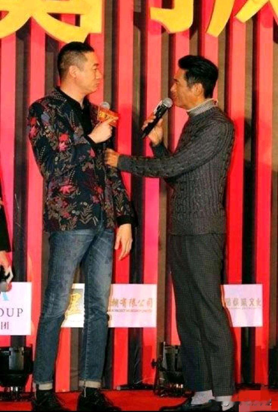 周润发和管虎同台，管虎比发哥都要高大威猛，那双单眼皮小眼睛特有独特韵味，一身花纹