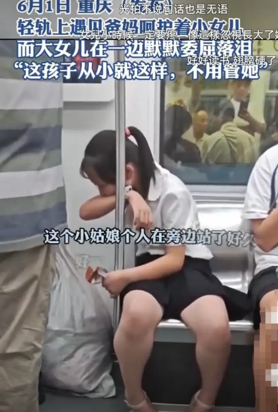 地铁上，夫妻俩带两个女儿上车，妈妈抱着小女儿坐下，爸爸坐在一旁，大女儿没座，就默