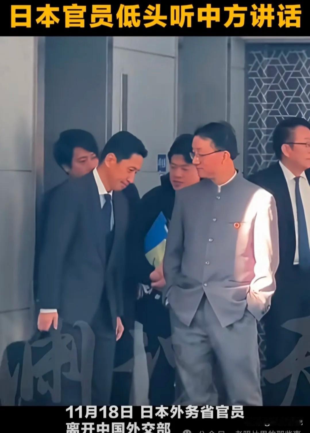 双手插兜，霸气侧漏！不给对方握手的机会，这气场拿捏的好！身穿中装，最大的亮点是