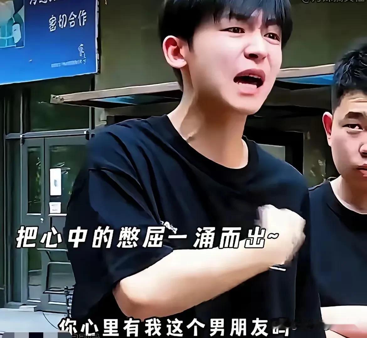 女生因照顾生病男闺蜜彻夜不归，与男友街头争吵。男友不满她与男闺蜜边界模糊，如手挽