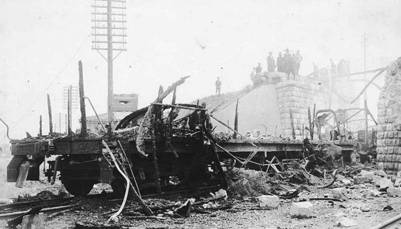 皇姑屯事件发生后，张作霖被炸成重伤，并没有当场死亡，被抬回大帅府，临终前安排了三