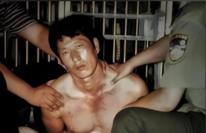 2005年，白宝山情人谢宗芬被提前释放，当狱警把她送到大门口后，她没有选择回家，