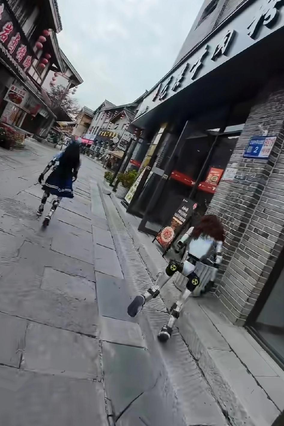 机器人到底有没有用，机器人摔倒了还得抱它，把人家花盆砸坏了又一笔支出当初开店，