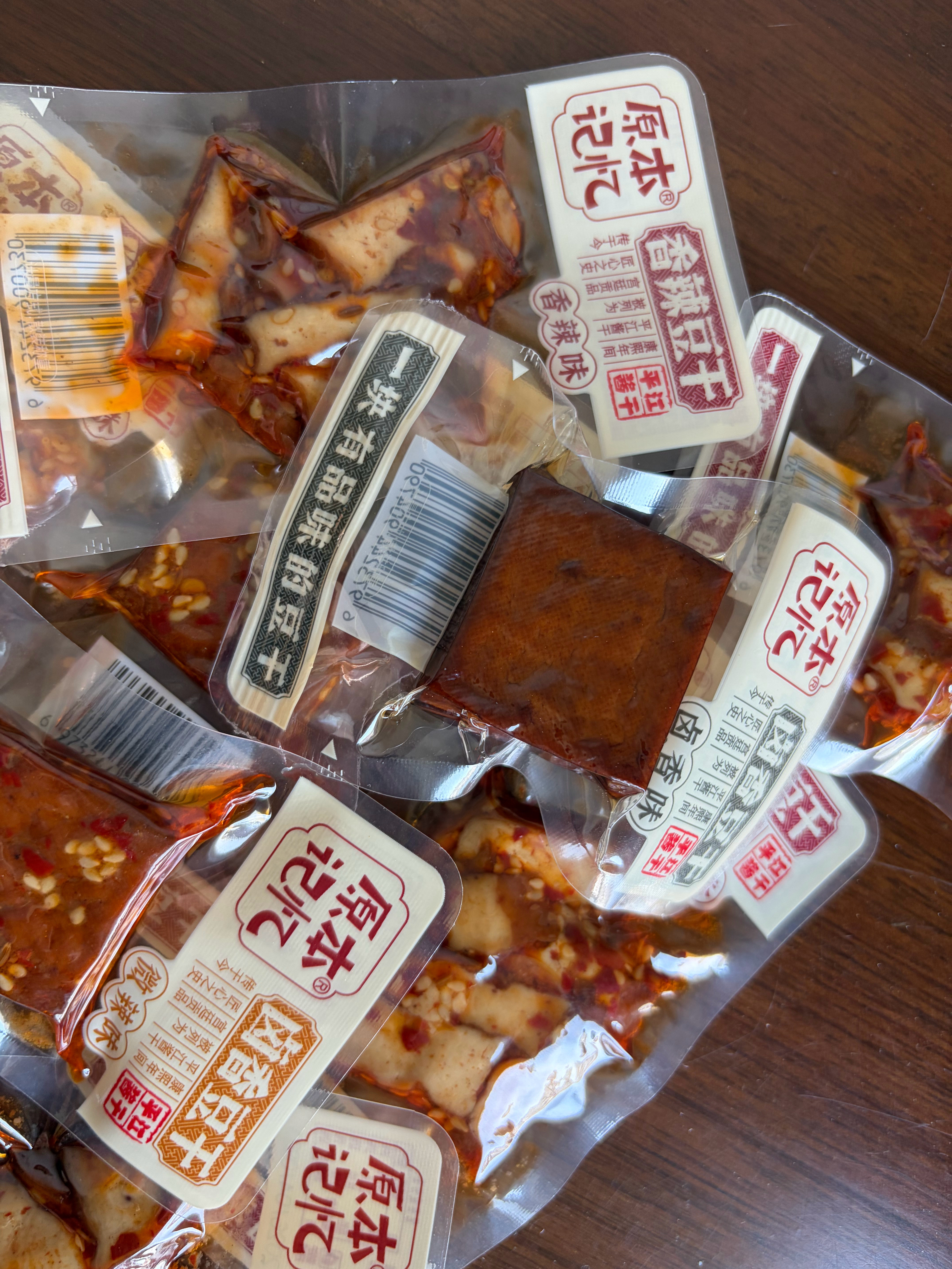 有朋友让我带货这个豆腐干，说实话，我也不知道怎么带有卤香味、微辣味、香辣味。我们