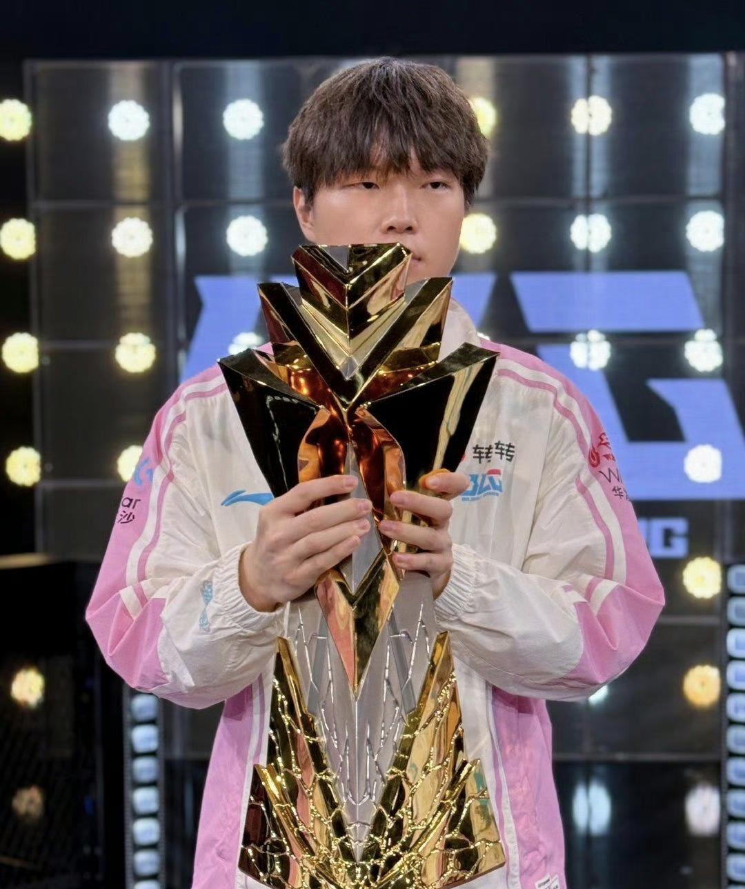 言出必随，bin哥做到了，他真的是世一上！随着先锋赛决赛的结束，blg也成功