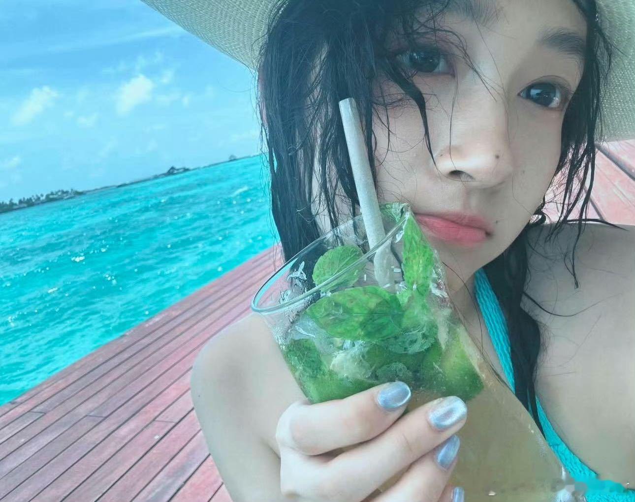 关晓彤遇到了好多海豚是谁羡慕哭了？关晓彤在马代海域与海豚共舞，纤细身姿在透亮海
