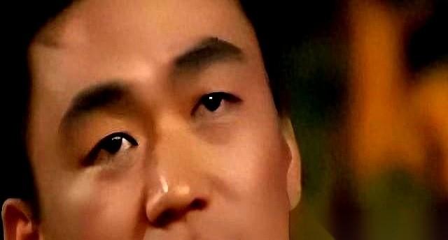 真的，绝了。一个17岁的儿子，在全班同学和家长面前，一句话把他妈给“请”出了教