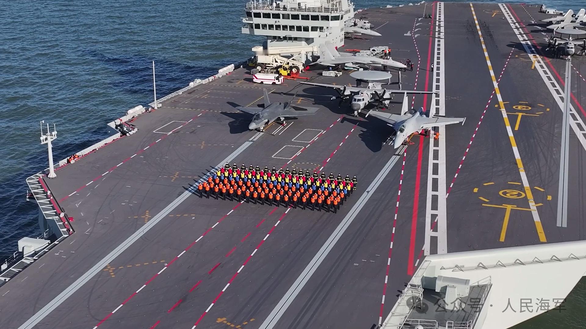 拜年的福建舰上了9架飞机，每个型号各有三架。以及歼35换了新涂装，非常F35