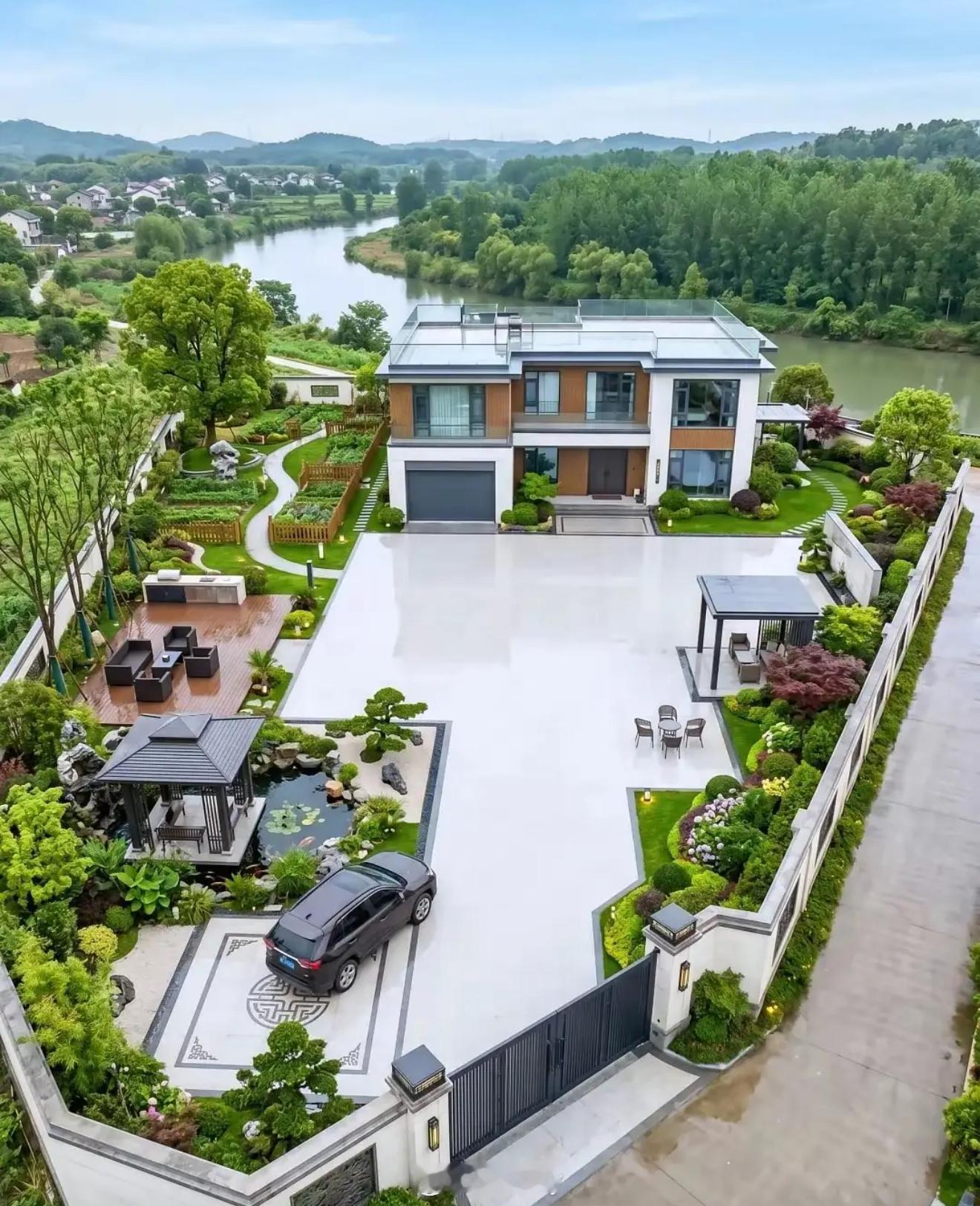 如果在农村有自己的一块地！就这样建栋房围个院子，住着比城里舒服多了！