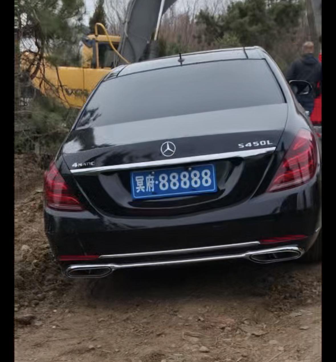 有钱人的生活，就是这么朴实无华，普通人一辈子买不起的奔驰S，居然被拿来当祭土了。