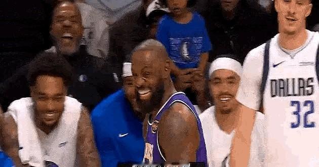 欧文现在看詹姆斯，满眼都是关心。他说最重要的就是看到老詹能健健康康地打球，数据好