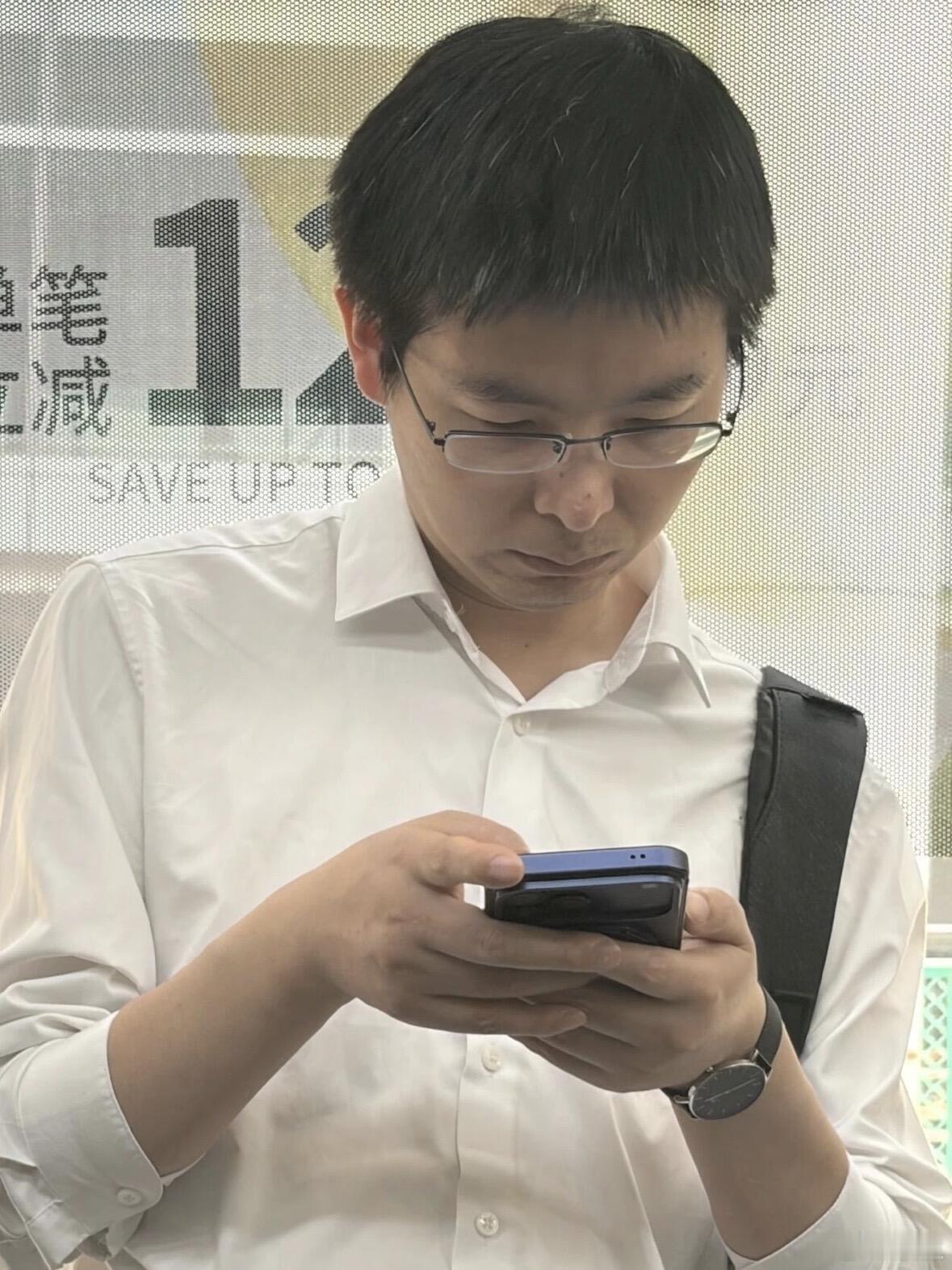 36岁身家千亿却满头白发36岁身家千亿却满头白发：真正厉害的人，早已戒掉体面炫耀看完宇树科技创始人王