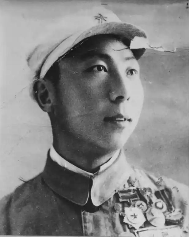 1954年，王震查看人员名册时，发现向多本姓名后面标注着“班长”，当即重重拍了下