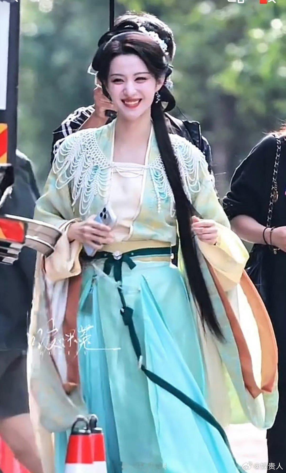 王楚然浮生娑椤首套造型王楚然浮生首个造型路透王楚然浮生首套造型路透，笑的很是天真