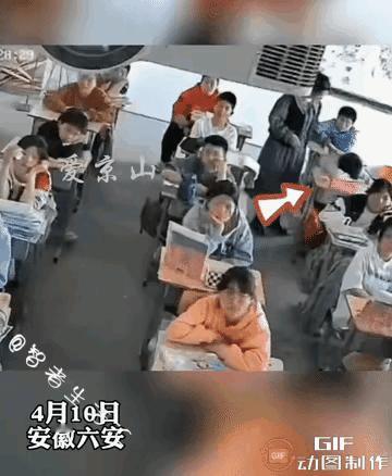 安徽某中学课堂上发生一件暖心事。有位男生上课时突然趴在桌上哭，班主任发现后轻声问