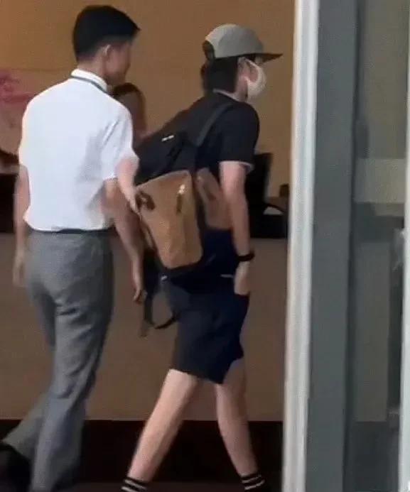 皮筋的功能就是不让头发乱动[滑稽笑]。攀岩时有可能把手表刮花，所以不戴，可以理解