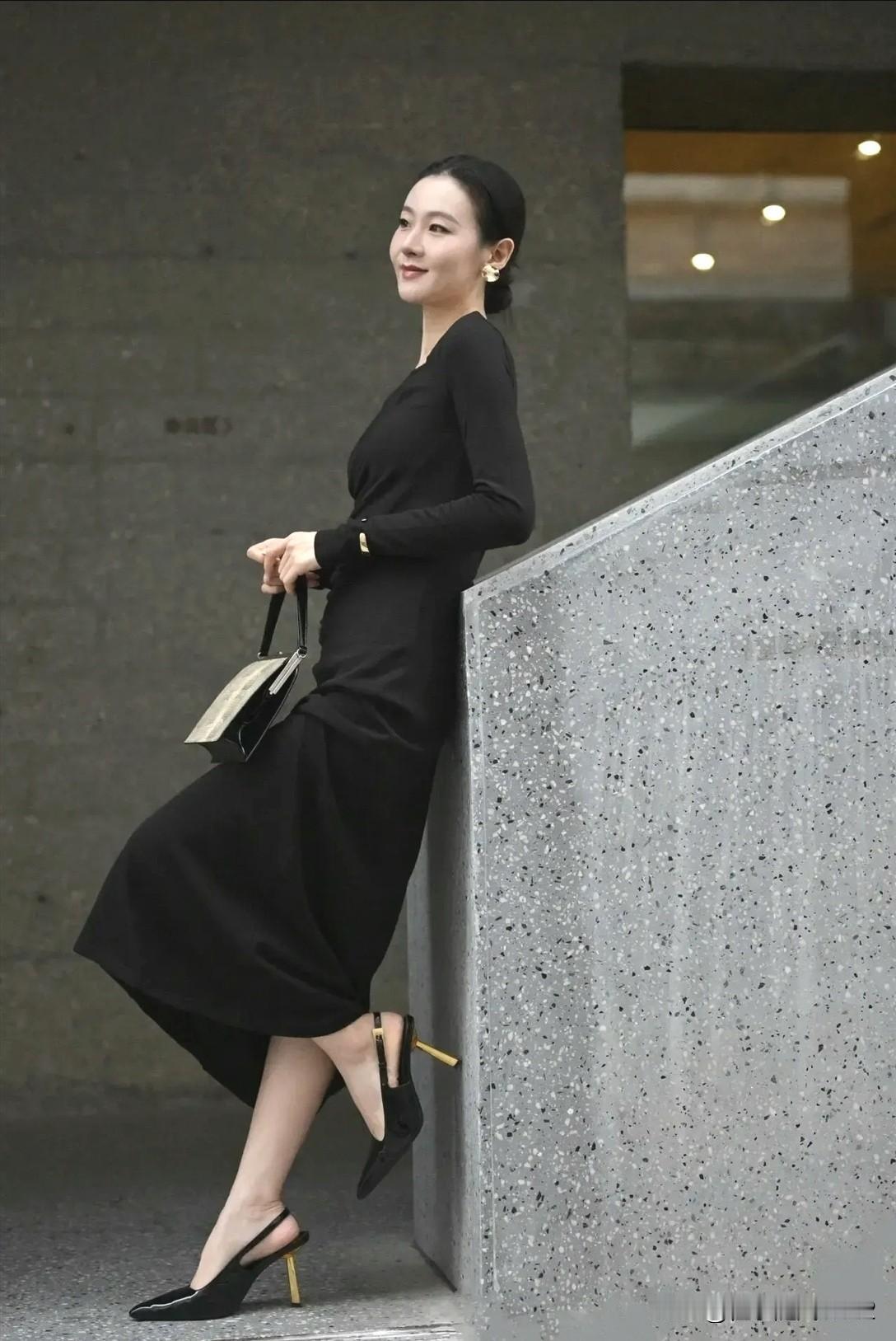 优雅黑裙，都市风范，自信满满
